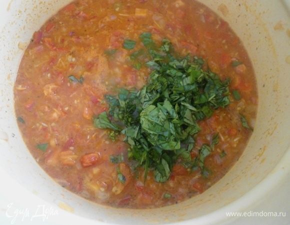 Добавить соль, сахар, перец, уксус и базилик (сухой и свежий). Тушить еще 30 минут. Масса должна увариться почти на половину.