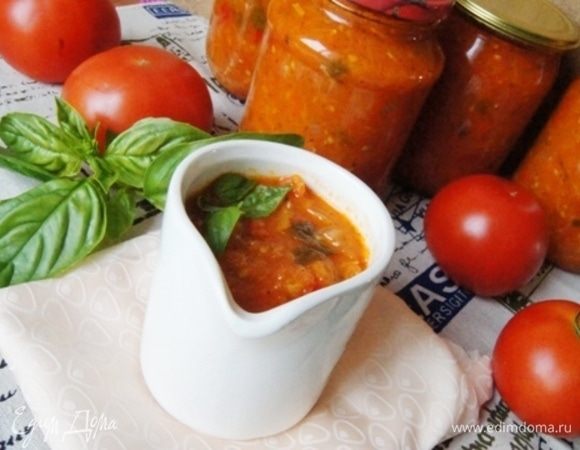 Банки стерилизовать своим обычным способом. Я хорошо мою, ставлю мокрые банки в микроволновку на 5 минут, за это время банки высыхают и прогреваются.
Готовый соус разложить по банкам и закатать. Убрать под шубу на ночь. Хранить можно в кладовке.