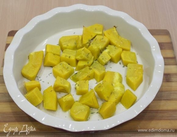Тыкву порезать кусочками, сбрызнуть оливковым масло, посыпать тимьяном и запечь в духовке, примерно 20 минут.