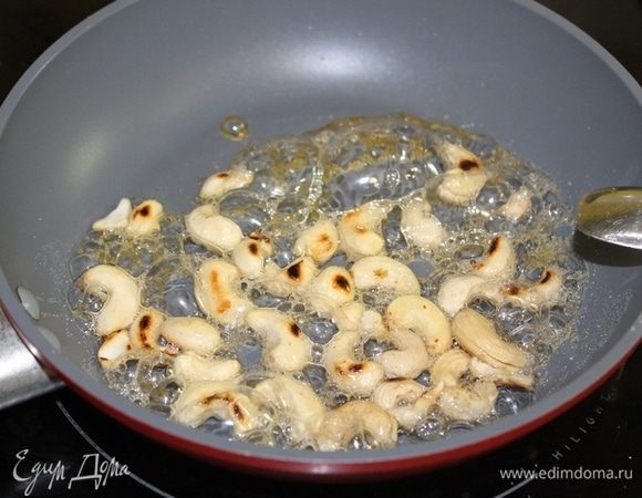 Орехи обжарить на сухой сковороде 3 минуты, затем добавить мед и карамелизовать орехи минуты 2. Затем орехи выложить на пергамент, чтобы они не слиплись и подсохли.