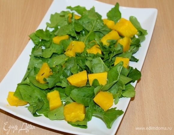 Выложить на блюдо руколу, кусочки теплой тыквы.
