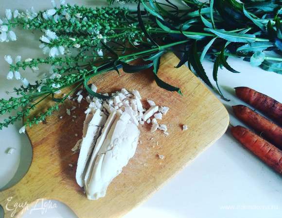 Отварное филе режем кубиками.