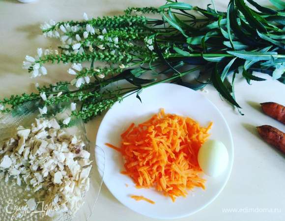 Репчатый лук чистим. Я его добавляю целым, а в конце готовки вынимаю.