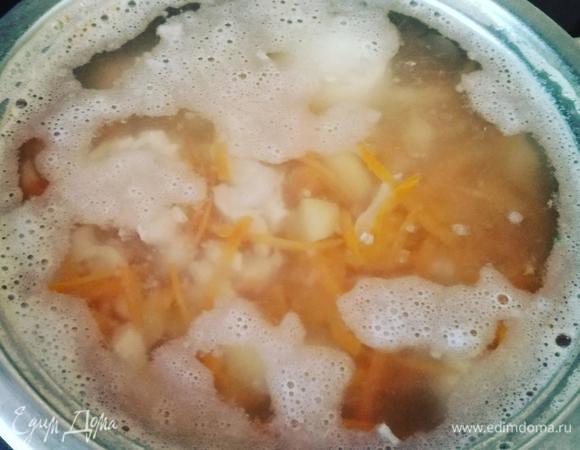 Отправляем куриное филе, морковь и лук в суп. Варим в течение 10-15 минут, пока не сварится наша морковь.