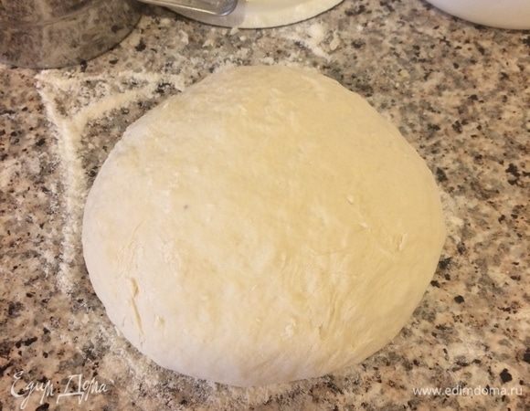 Замесить нежное тесто. Накрыть салфеткой и дать полежать 40 минут.