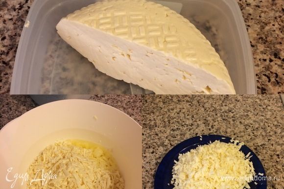 Начинка: имеретинский сыр натереть на крупной терке, добавить белок и перемешать. Отдельно натереть сулугуни. Желток смешать с молоком.