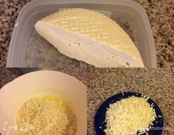 Начинка: имеретинский сыр натереть на крупной терке, добавить белок и перемешать. Отдельно натереть сулугуни. Желток смешать с молоком.