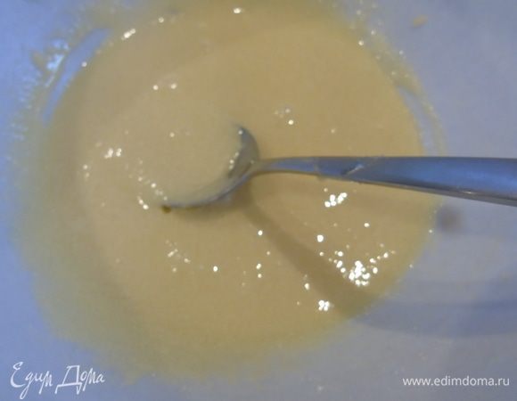 Готовим коржи: желтки разотрите с сахаром.