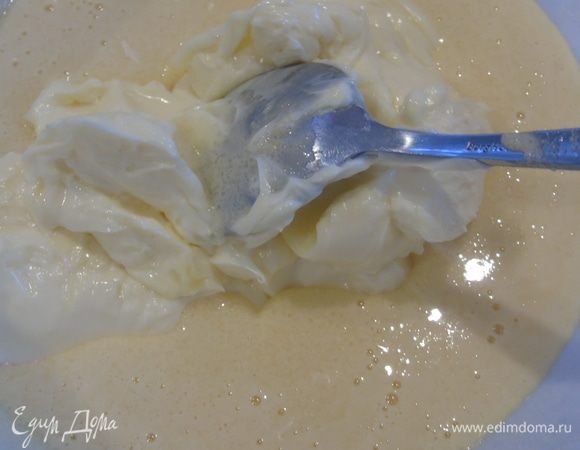 Добавьте мягкое сливочное масло и перемешайте, я все делала ложкой.
