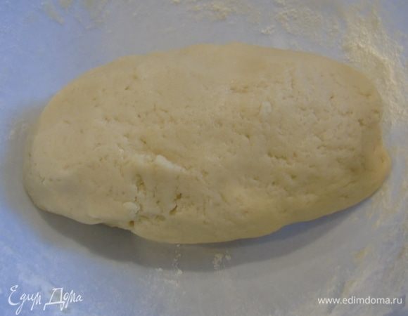 Добавляем муку, но не всю сразу, у вас может уйти от 2,5 стакана до 3,5 стакана. Тесто должно быть мягким, но не липнуть к рукам. Делим тесто на 6 частей и отправляем в холодильник на 30 минут.