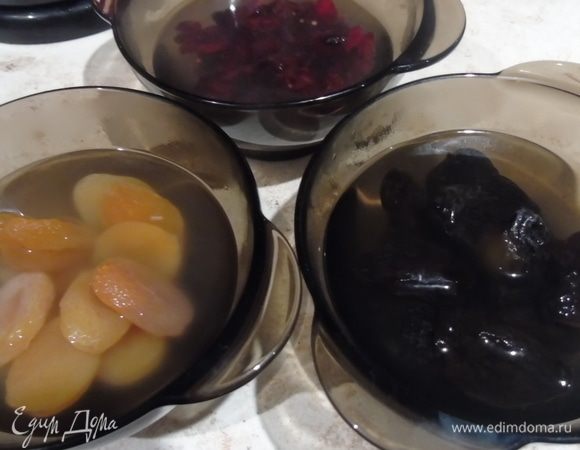 Сухофрукты залейте кипятком и оставьте на 10 минут.