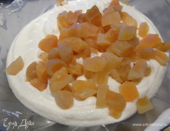 Разделите крем на 5 частей и в каждую часть добавьте начинку, перемешайте.