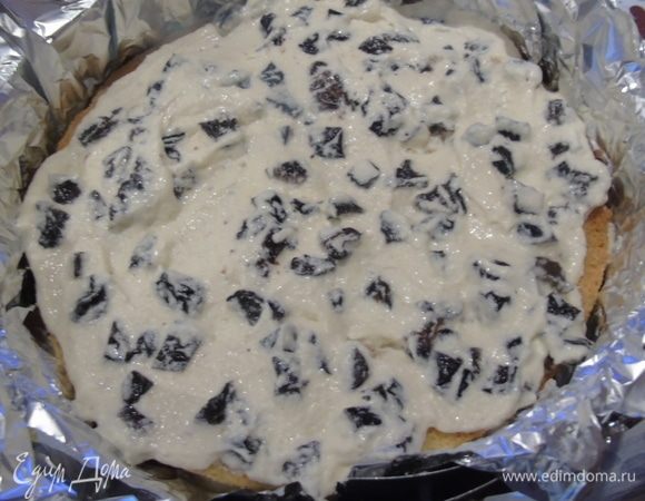 Перемажьте все коржи. Удобнее всего собирать корж в разъемной форме, я ее еще застелила фольгой и сделала бортики.