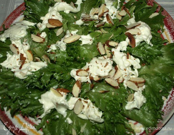 Салат фриллис моем, даем стечь воде. Выкладываем на тарелку. Сыр рвем руками и выкладываем на салат. Предварительно обжаренный миндаль режем на лепестки или обжариваем уже готовые лепестки. Выкладываем на тарелку к салату и сыру. 