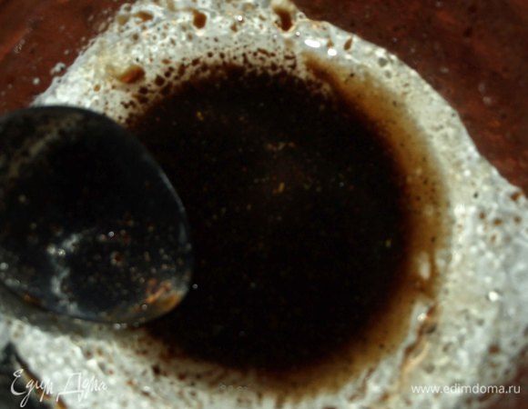 Соединяем в миске бальзамический уксус, соль, перец, оливковое масло.