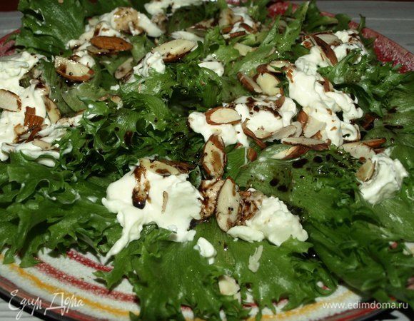 Заправляем полученным соусом салат.