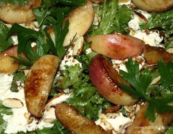 Раскладываем персики сверху на остальные ингредиенты. Добавляем пару веточек свежей петрушки (или иной зелени по вкусу). 