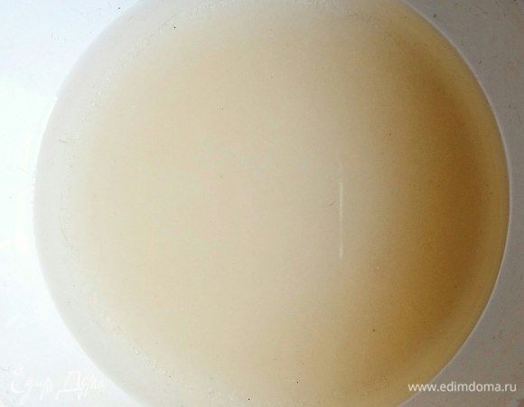 Смешиваем 150 мл воды и 100 г сахара. Ставим на максимальную температуру и помешиваем, чтобы сахар растворился.