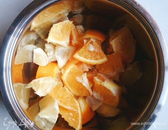 1,5 апельсина и 0,5 лимона нарезаем (не важно как). Если не любите терпковатый привкус, срежьте основную массу кожуры. 