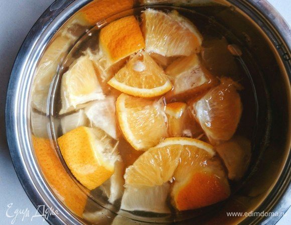 Заливаем 1 л воды и доводим до кипения.