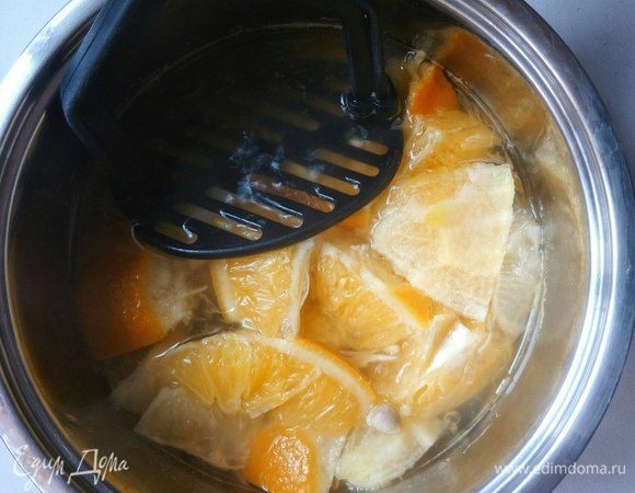 Когда закипят, берем толкушку и прижимаем фрукты, чтобы больше сока вышло. И оставляем до полного остывания (+ настояться). 