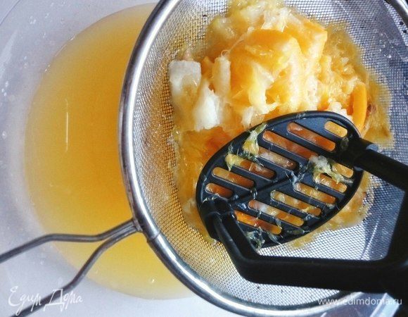 Переливаем через сито, немножко выдавливаем сок. 