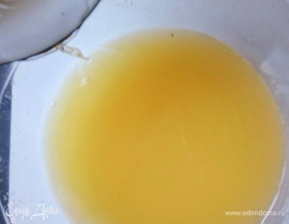 Добавляем сироп и переливаем в графин. 