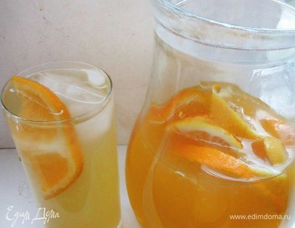 Добавляем нарезанные 0,5 апельсина и 0,5 лимона.