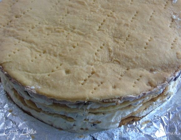 Поставьте торт в холодильник для пропитки на 4-6 часов, я отправила на всю ночь.