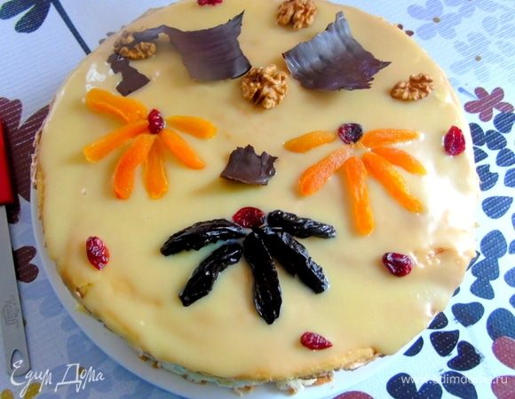 Достаем и украшаем по своему желанию. Я залила верх белым шоколадом, а украшал сын тем, что осталось от начинки))