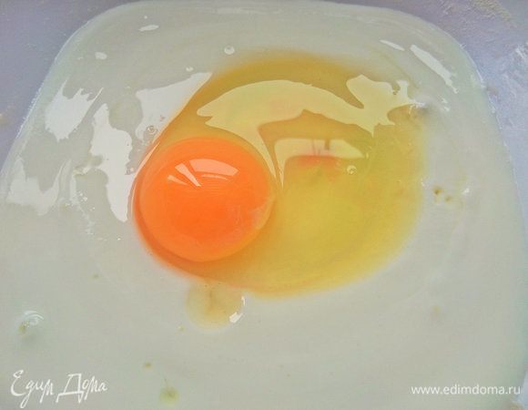 В кефир вбить яйцо.