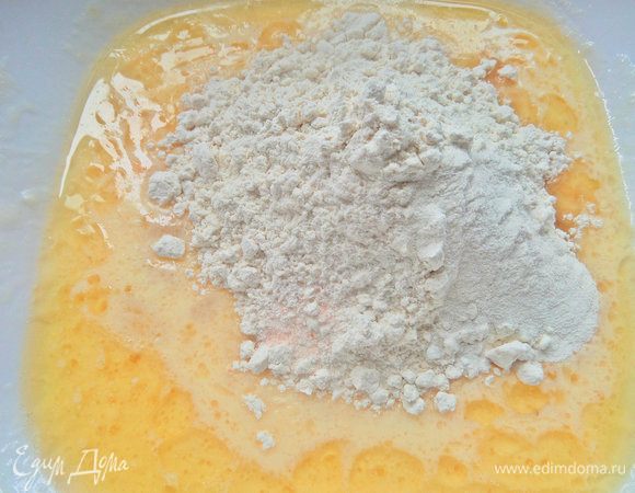 Муку с разрыхлителем и солью.