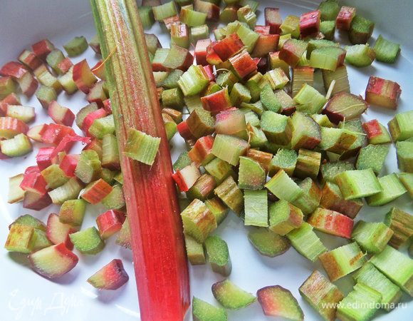 Ревень промыть, разрезать вдоль пополам, а потом на кубики.