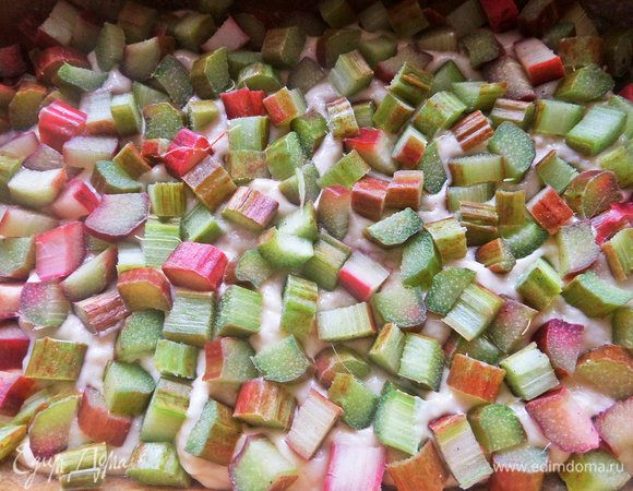 Рассыпать слоем на тесто.