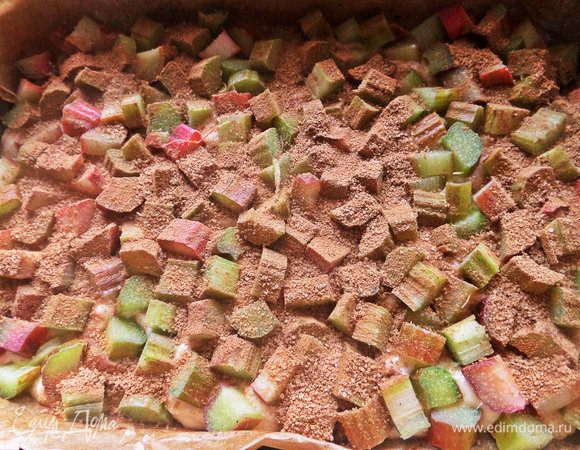 Смешать корицу с сахаром и посыпать на ревень.