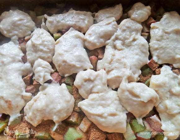 Хаотично закрыть начинку тестом. В оригинале начинка закрывалась тестом полностью.