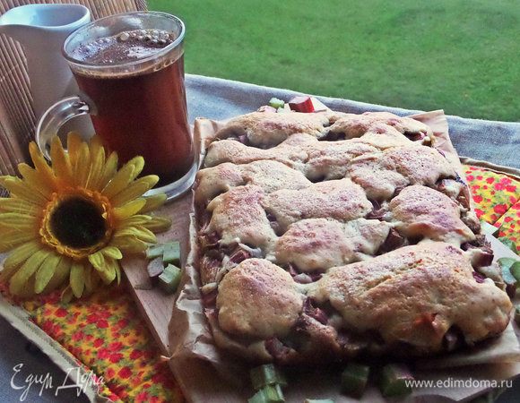 Так как пирог очень мягкий, лучше подождать, пока остынет.