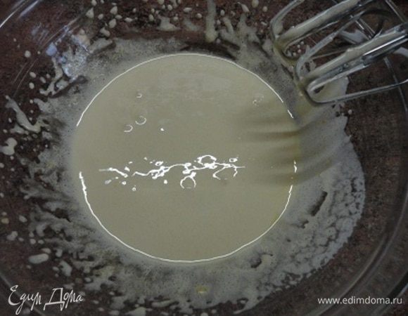 Сварить кофе удобным для вас способом. Я варила в турке. Молоко в небольшом сотейнике довести до кипения, но не кипятить. Снять с огня. Желтки взбить с сахаром добела. 