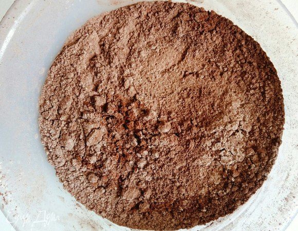 Просеиваем муку, сахар (перемолоть в блендере), какао, соду и разрыхлитель.