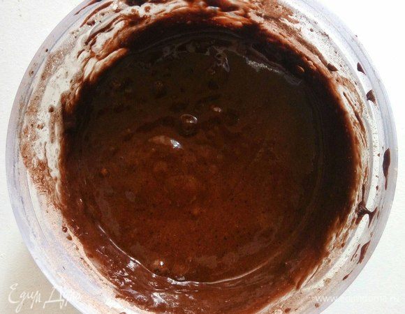 Добавляем половину сухих ингредиентов и опять взбиваем до однородности.