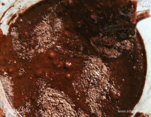 По 1-2 ст. л. добавляем сухую смесь и продолжаем перемешивать миксером.