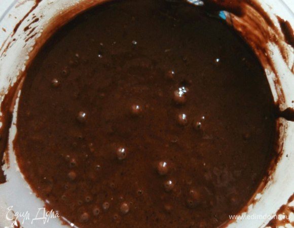 После этого влить частями кипяток, все перемешать до однородности (минимальная скорость миксера).