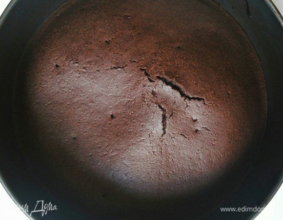 (Из готовой смеси получится 2 коржа).
Выливаем половину теста в форму и отправляем в предварительно разогретую духовку до 150°С на 40 мин. Готовность проверить зубочисткой.