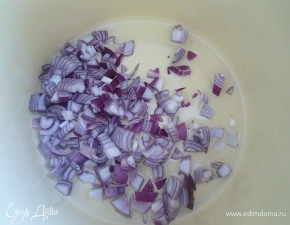 Лук очистить, нарезать, потушить на растительном масле около 5 минут.