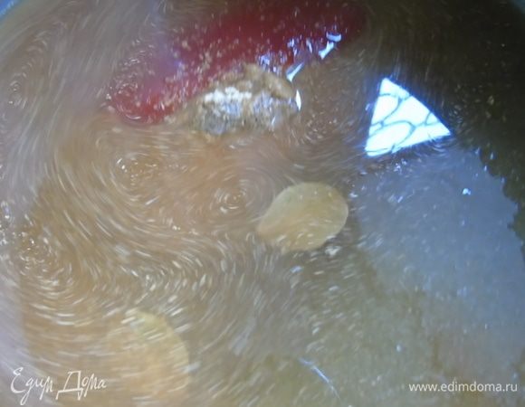 В ступке истолките семена кардамона, кориандра и лавровый лист. Имбирь (кусочек размером с мизинец) натрите на мелкой терке. Все пряности сложите в кастрюлю с толстым дном, добавьте сахар и влейте уксус. Поставьте на средний огонь и все время мешая, держите до растворения сахара. Сахар лучше брать коричневый. 