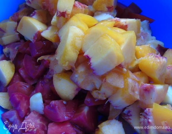 Томаты и нектарины (персики) нарежьте кубиками. Лук и чеснок также измельчите.