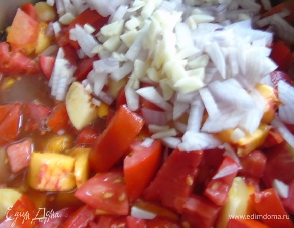 Добавьте к маринаду томаты, нектарины, лук, чеснок и томатную пасту. Варите все это 20 минут, на умеренном огне. 