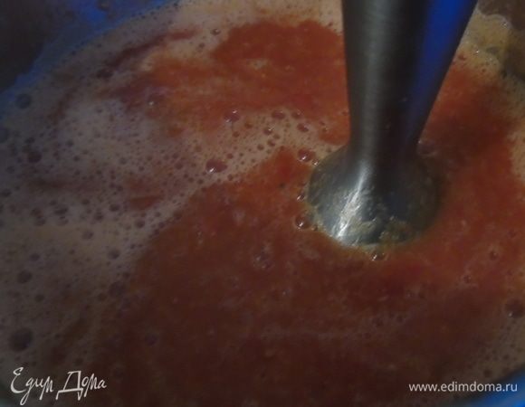 Снимите с огня и пюрируйте блендером.