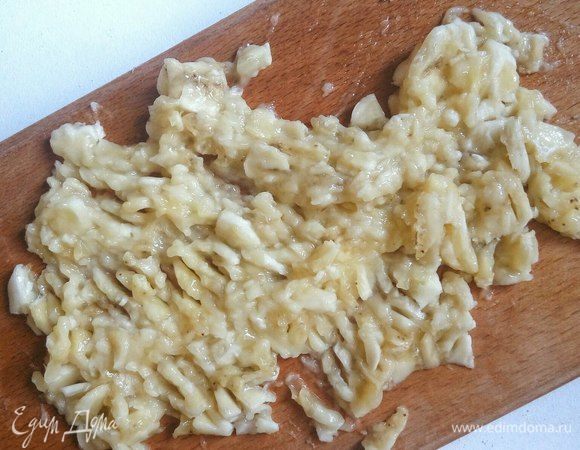 Измельчите блендером. Если вы любите, чтобы маленькие кусочки банана чувствовались, можно мякоть банана просто хорошенько помять вилкой.