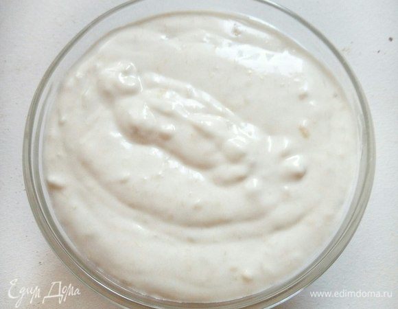 Добавляем холодную сметану, банановое пюре и сахар. Тщательно взбиваем. Банановый крем готов, его можно использовать для торта. Вкусных десертов!